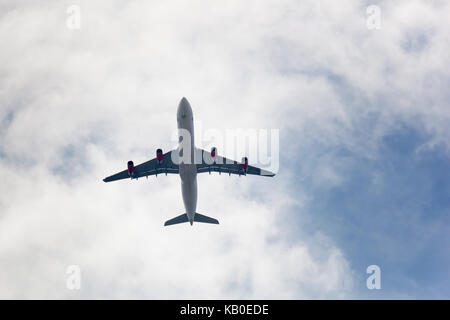 SEWAREN, NEW JERSEY - 5 Avril 2017 : un gros avion survole Sewaren au début du printemps. Banque D'Images