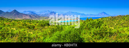 Spaggia di Santa Giusta plage avec peppino célèbre rock avec de l'eau claire d'azur, Costa Rei, Sardaigne, Italie. Banque D'Images