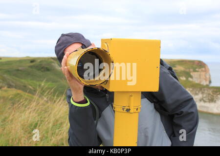 Man looking through telescope Banque D'Images