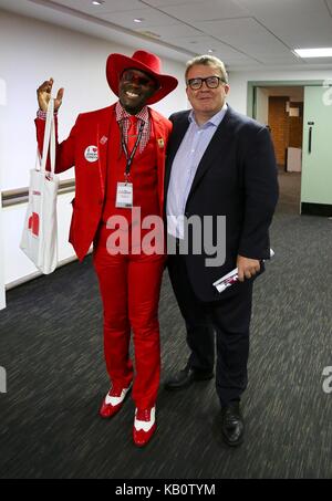 La chef du Parti du Travail adjoint Tom Watson avec un délégué du travail dans un costume rouge. Banque D'Images