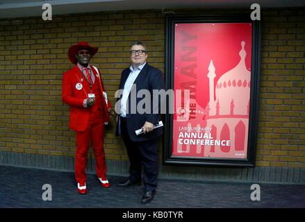 La chef du Parti du Travail adjoint Tom Watson avec un délégué du travail dans un costume rouge. Banque D'Images