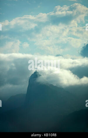Christ Rédempteur dans les nuages au sommet du Corcovado, vu du Parc de la ville de Niteroi, Niteroi, Rio de Janeiro, Brésil, Amérique du Sud