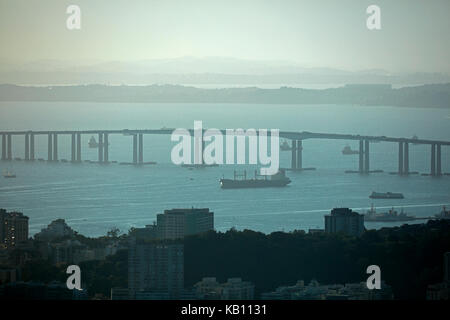 Pont du Président Costa e Silva (13 km de long) traversant la baie de Guanabara entre Niteroi et Rio de Janeiro, Brésil, Amérique du Sud Banque D'Images