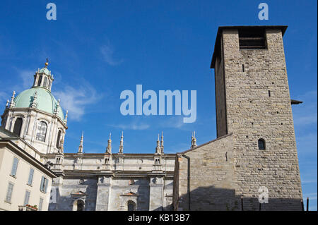 Broletto tower (13e siècle town hall) et Duomo - Côme - Italie Banque D'Images