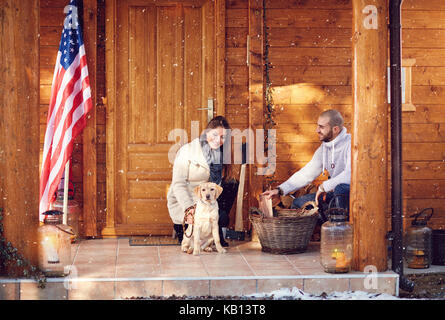 L'homme et la femme avec le chien en face de la maison Banque D'Images