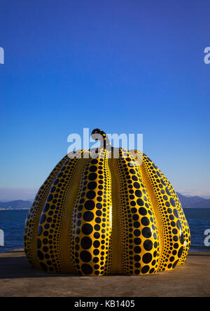 Citrouille jaune par Yayoi Kusama sur la jetée en mer, mer intérieure de Seto, naoshima, Japon. Le jaune et célèbre la citrouille soit présenté sur le quai en face de la benesse hôtel, le plus cher d'hébergement sur l'île de Naoshima Banque D'Images