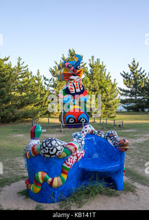 Karel Appel et Niki de Saint Phalle sculptures à benesse house hotel jardin, mer intérieure de Seto, naoshima, Japon Banque D'Images