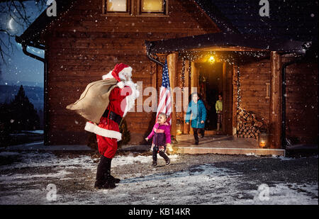 Le Père Noël avec sac de cadeaux pour les enfants - Joyeux Noël Banque D'Images