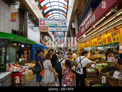 Shoppers promenade le long marché kuromon ichiba, région du Kansai, Osaka, Japon Banque D'Images