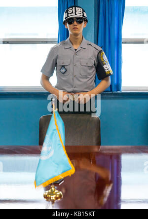 Soldat sud-coréens dans la zone commune de sécurité à la frontière entre les deux Corées, Province du Hwanghae du Nord, à Panmunjom, Corée du Sud Banque D'Images