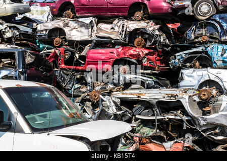 Indianapolis - Circa 2017 Septembre : junk yard voitures clunker préparé pour l'écrasement d'être recyclé X Banque D'Images