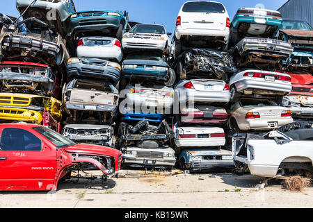 Indianapolis - Circa 2017 Septembre : junk yard voitures clunker préparé pour l'écrasement d'être recyclé XIII Banque D'Images