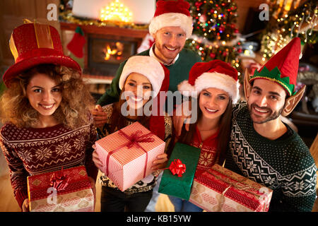 Jeune Groupe d'amis celebrating christmas Banque D'Images