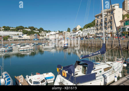 Le port intérieur et la marina de Torquay, Devon, Royaume-Uni par une journée d'été ensoleillée avec un ciel bleu clair. Côte de fruits de mer, Riviera anglaise, Banque D'Images