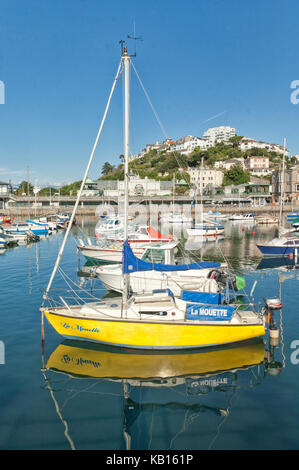 Yacht avec coque jaune amarré dans le port intérieur à Torquay, Devon, Royaume-Uni. Les fruits de mer, de la côte d'azur anglais Banque D'Images