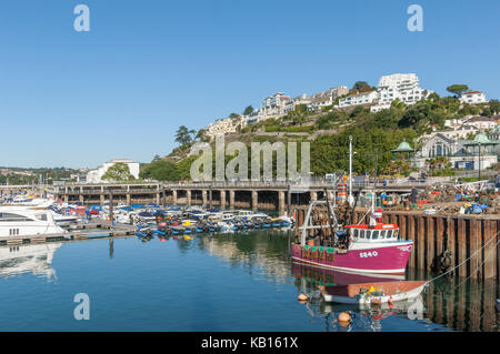 Torquay marina avec le Princess Theatre et Pavilion, bateaux de pêche, de fruits de mer coast riviera anglaise. Banque D'Images