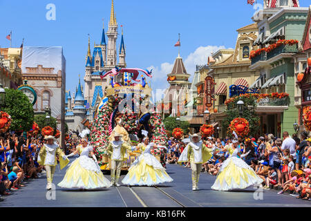 Walt Disney's Magic Kingdom Theme Park, montrant le château de conte de fées, Orlando, Floride, USA et le conte "parade de Carnival Fantasy' Banque D'Images