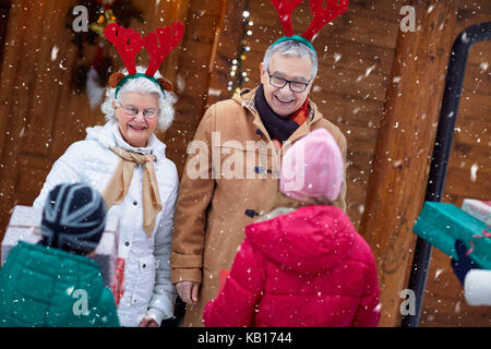 Entrée de la famille dans la maison pour fêter Noël avec les grands-parents Banque D'Images