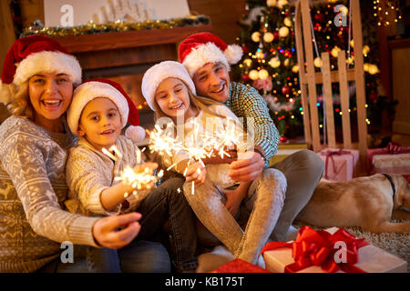 Famille avec baguettes à célébrer la veille de Noël Banque D'Images