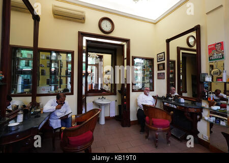 Une vue à l'intérieur d'un salon de coiffure traditionnel à Bologne. à partir d'une série de photos de voyage en Italie. photo date : vendredi, 15 septembre, 2017. crédit photo shou Banque D'Images