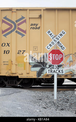 Un passage à niveau du chemin de fer devant un déménagement railroad remorque. Banque D'Images