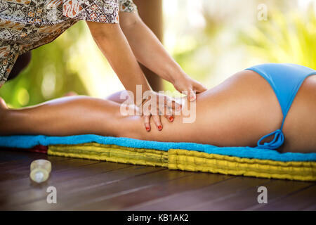 Masseur professionnel donnant un massage des jambes. Banque D'Images