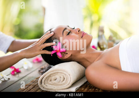 Young woman receiving massage balinais détente à spa Banque D'Images