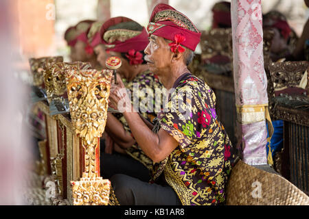 Bali, Indonésie, décembre, 24,2014 : musiciens de la troupe jouer la musique traditionnelle balinaise pour accompagner les danseurs dans une "danse Barong show' sur décembre Banque D'Images