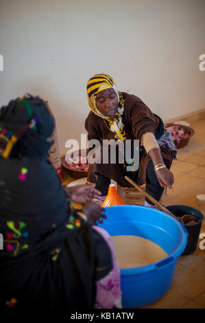 La femme prépare un repas à Merzouga, Maroc Banque D'Images