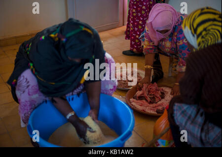 La femme prépare un repas à Merzouga, Maroc Banque D'Images