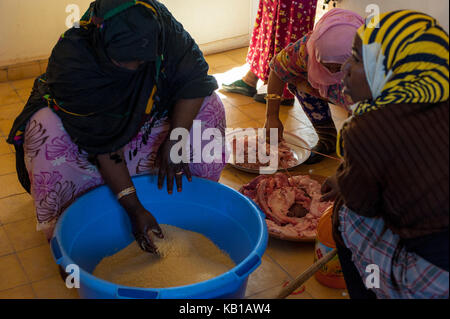 La femme prépare un repas à Merzouga, Maroc Banque D'Images