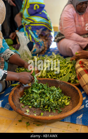 La femme prépare un repas à Merzouga, Maroc Banque D'Images