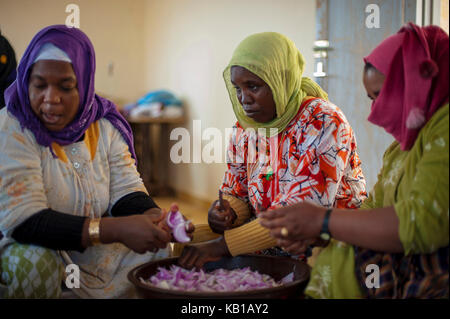 La femme prépare un repas à Merzouga, Maroc Banque D'Images