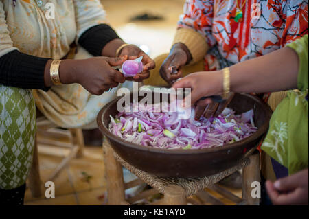 La femme prépare un repas à Merzouga, Maroc Banque D'Images