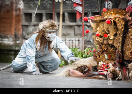 Bali, Indonésie, décembre, 24,2014 : spectacle de danse Barong, la performance traditionnelle balinaise à Ubud, Bali, Indonésie. Cette célèbre pièce représente une Banque D'Images