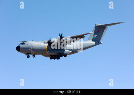 De l'air turque Airbus A400m atlas [15-0051] l'atterrissage La piste 31 ; l'un des aéronefs d'appui de l'équipe étoiles turc. Banque D'Images