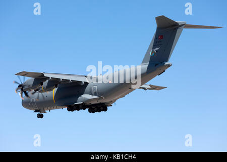 De l'air turque Airbus A400m atlas [15-0051] l'atterrissage La piste 31 ; l'un des aéronefs d'appui de l'équipe étoiles turc. Banque D'Images