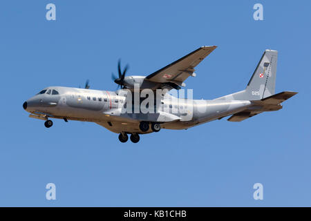 Armée de l'air polonaise casa c-295m [025] finale sur la piste 31. Banque D'Images