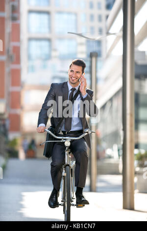 Toute la longueur de beaux hommes rendez-vous sur le vélo par la construction Banque D'Images