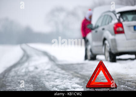 Triangle d'avertissement avec ventilation d'hiver pour la voiture en arrière-plan Banque D'Images