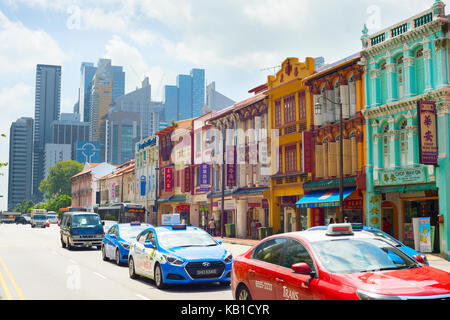 Singapour - 17 févr. 2017 : voitures sur une route de Chinatown à Singapour. Chinatown est une enclave ethnique situé dans le district de outram dans le centre de l'un Banque D'Images