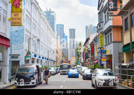 Singapour - 17 févr. 2017 : voitures sur une route de Chinatown à Singapour. Chinatown est une enclave ethnique situé dans le district de outram dans le centre de l'un Banque D'Images