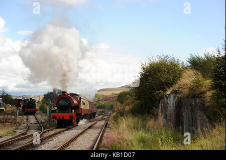 71515 four approches d'évitement avec un train de samatan niveau élevé. 'Monsieur gomer" peut être vu dans la cour avec un train de charbon.pontypool et blaenavon r Banque D'Images