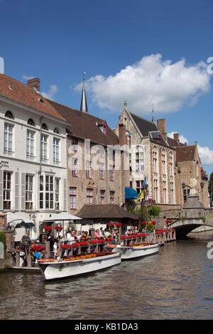 Ville de Bruges, Belgique. vue pittoresque de touristes font la queue pour une visite à l'hotel orangerie. Banque D'Images