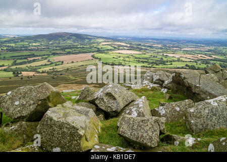 Une vue de Titterstone Clee Hill vers Brown Clee Hill, Shropshire, England, UK Banque D'Images