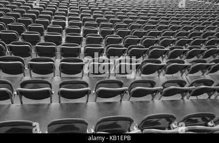 Beaucoup de chaises longues sur le stade des gradins avec aucun peuple avant l'événement sportif Banque D'Images