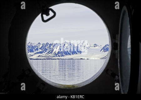 Vue de la montagne en France à travers un hublot du navire, Spitsbergen, Svalbard Banque D'Images