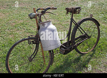 Vieux vélo laitier et le bac de l'aluminium pour le transport du lait fraîchement trait Banque D'Images