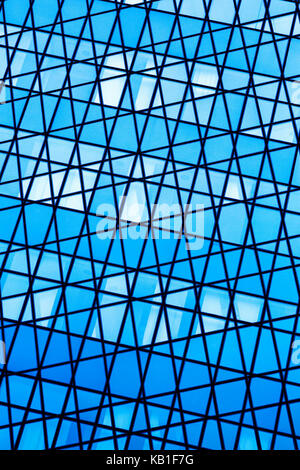 Résumé d'un mur de fenêtres dans différentes nuances de bleu, d'argent et de blanc Banque D'Images