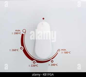 Le cadran du thermostat sur un four à gaz blanc, montrant l'échelle de température en degrés celcius, accent sur l'échelle rouge Banque D'Images